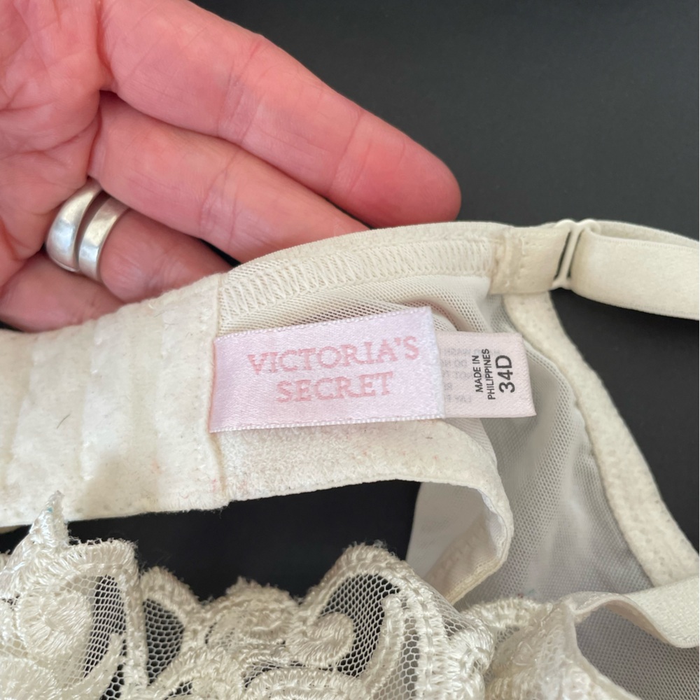 Victoria's Secret Lace Bra Trio - Black, Red, and Ivory 34 D Sexy - Picture 5 of 6